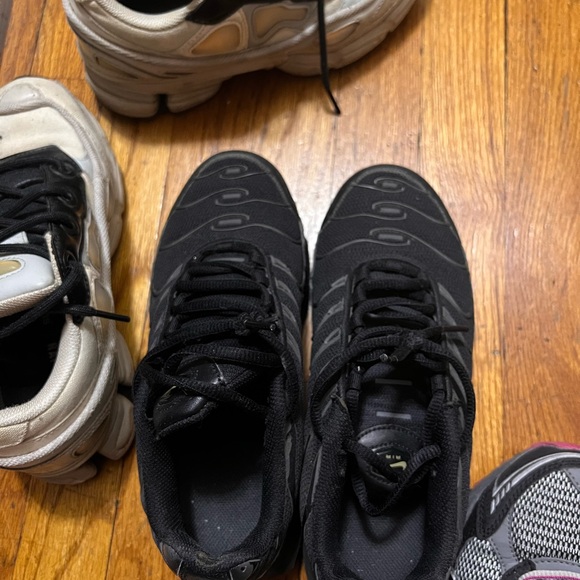 Black Nike Air Max Plus - Picture 3 of 4